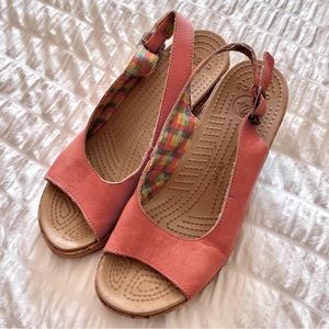 Discontinued Crocs espadrilles in Coral - size 9